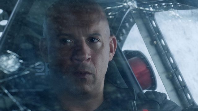 bild aus der news "Fast & Furious 8": Im neuen Videoclip fährt Vin Diesel sein in Flammen stehendes Auto ganz cool weiter