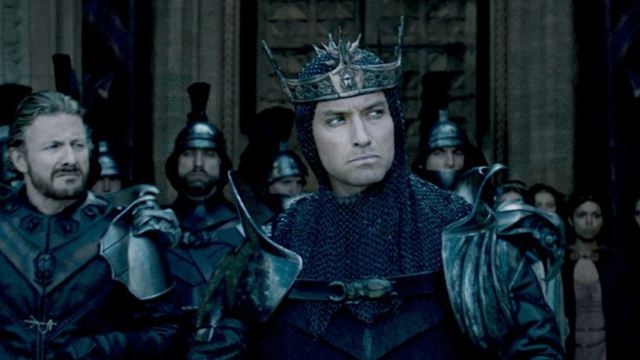 "King Arthur: Legend Of The Sword": Charlie Hunnam vs. Jude Law im actionreichen Trailer