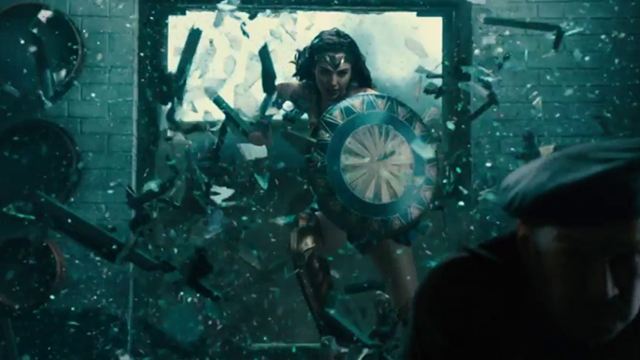 bild aus der news "Wonder Woman": Im finalen Trailer kickt Gal Gadot einen Mann durch die Mauer