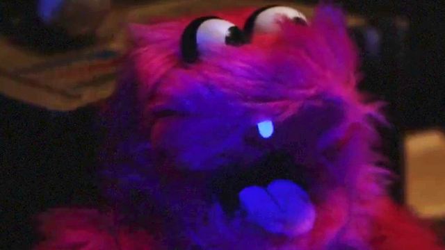 Ein Muppet als Mörder: Erster Trailer zur Horror-Komödie "Puppet Killer" mit "The 100"-Star Richard Harmon