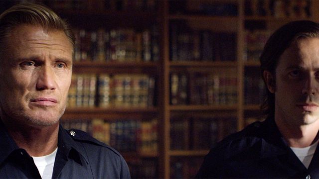 bild aus der news "Welcome To Willits": Dolph Lundgren und ein Chestburster im Trailer zur Alien-Horror-Komödie