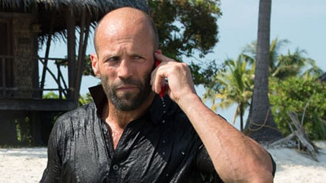 bild aus der news "The Meg": Jason Statham wird auf einem neuem Bild von einem riesigen Hai beäugt