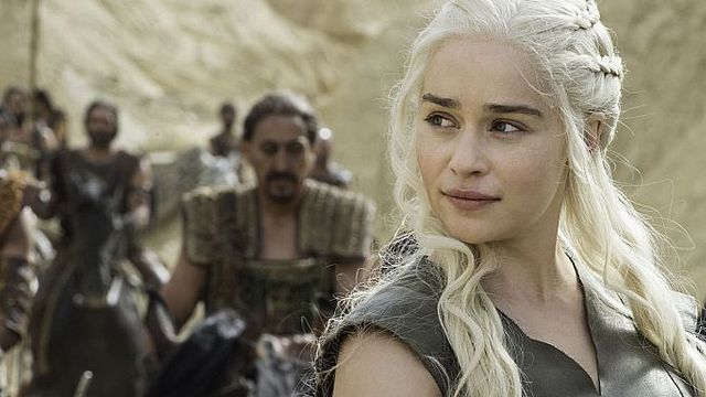 bild aus der news Einmal mit Emilia Clarke "Game Of Thrones" schauen: Brad Pitt bietet 120.000 Dollar für einen Fernsehabend mit Daenerys