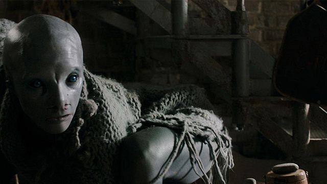 bild aus der news "Cold Skin": Im Trailer zum Horrorthriller wird ein Leuchtturm von einer Armee gruseliger Geschöpfe attackiert