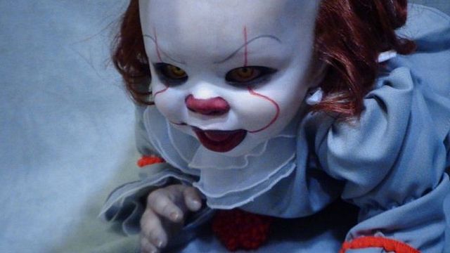 bild aus der news Fast noch gruseliger als das Original: Die lebensechte Pennywise-Babypuppe!