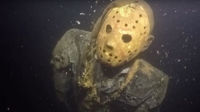 bild aus der news Ist das fies! Ein Fan hat eine Statue von Hockeymasken-Killer Jason an einem verdammt gemeinen Ort versteckt