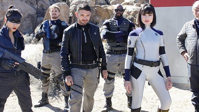 bild aus der news "Alien Expedition": Space-Dinos, Cyborgs und zermatschte Köpfe im ersten Trailer zum Retro-Trash-Spektakel