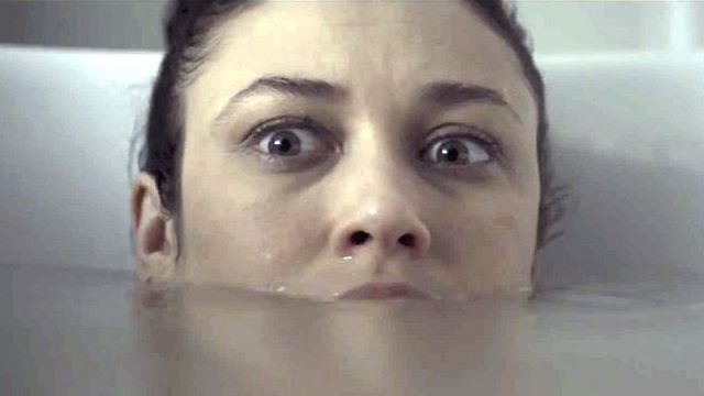 bild aus der news Im ersten Trailer zu "Mara" lassen die bösen Dämonen Olga Kurylenko nicht mal in der Badewanne in Ruhe