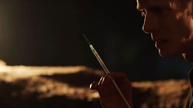 "Shape Of Water"-Fischmensch Doug Jones als Psychopath: Fieser Trailer zu "Beneath The Leaves"