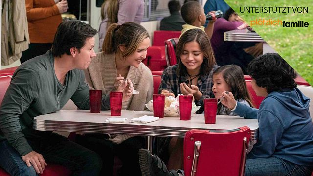 bild aus der news "Plötzlich Familie": Die wahre Geschichte hinter der Adoptionskomödie