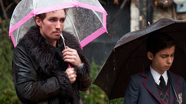 bild aus der news "Umbrella Academy": Unsere Kritik zur Netflix-Superheldenserie mit dem affengeilen Affen-Butler