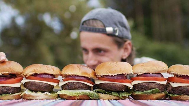 Im Trailer zum Horrorfilm "The Young Cannibals" gibt es Menschen-Burger zum Abendessen