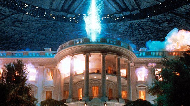 bild aus der news "Moonfall": Der Titel von Roland Emmerichs neuestem Katastrophen-Blockbuster sagt alles!