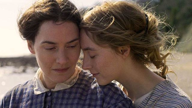 Verbotene Liebe: Im deutschen Trailer zu "Ammonite" kommen sich Kate Winslet und Saoirse Ronan näher