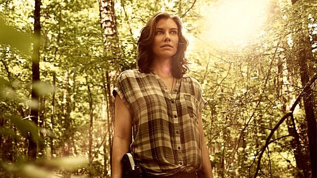 bild aus der news Maggie auf neuem Bild zu den "Walking Dead"-Bonusfolgen – aber wer ist die Gestalt im Hintergrund?