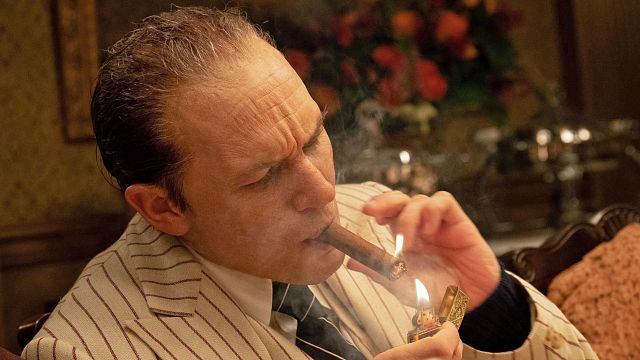 bild aus der news Tom Hardy kaum wiederzuerkennen: Im deutschen Trailer zu "Capone" kriecht der "Inception"-Star über Leichen