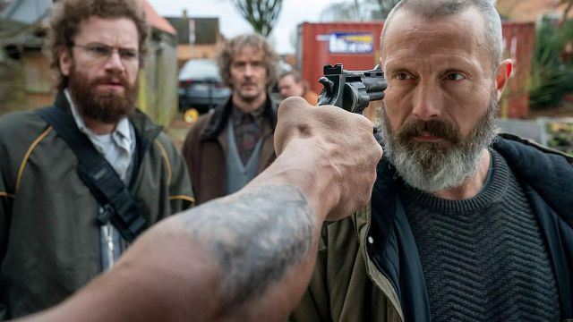 bild aus der news Gnadenlos schwarzer Humor im Rache-Actioner mit Mads Mikkelsen: Deutscher Trailer zu "Helden der Wahrscheinlichkeit"