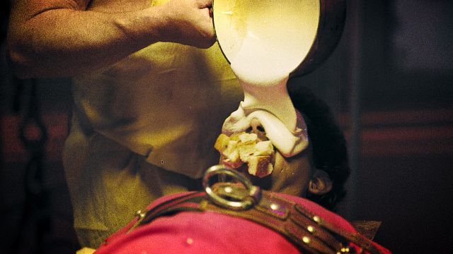 bild aus der news Der erste Trailer verspricht ein total irres Splatter-Fest: "Mad Heidi" macht "Starship Troopers"-Star zum Schweizer Diktator