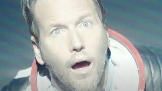 bild aus der news "Moonfall": Im ersten Trailer zu Roland Emmerichs Sci-Fi-Katastrophenfilm kracht der Mond auf die Erde