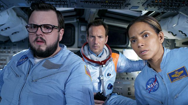 bild aus der news "Moonfall": Der neue Trailer zu Roland Emmerichs Katastrophen-Actioner ist noch viel irrer als der erste