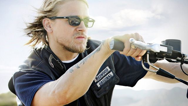 bild aus der news "Sons Of Anarchy"-Star Charlie Hunnam schwingt sich wieder aufs Motorrad: Erstes Bild zu seiner neuen Serie