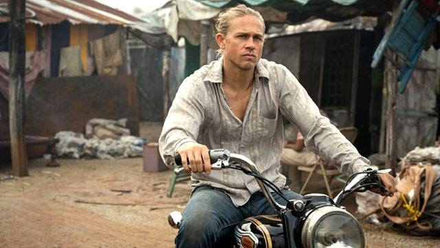 In 3 Tagen schwingt sich "Sons Of Anarchy"-Star Charlie Hunnam wieder aufs Motorrad: Deutscher Trailer zu "Shantaram"
