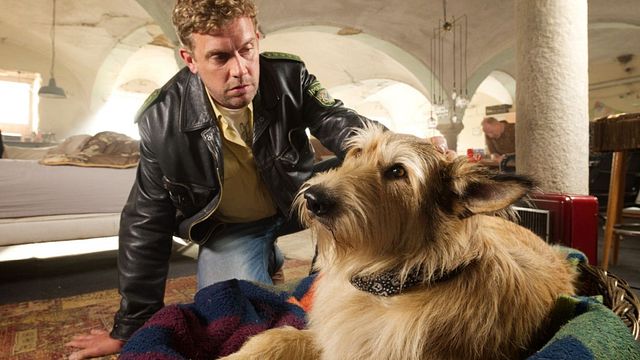 die wichtigste frage zum kaiserschmarrndrama wie schafft man es dass ein hund derart bekifft in die kamera schaut kino news filmstarts de