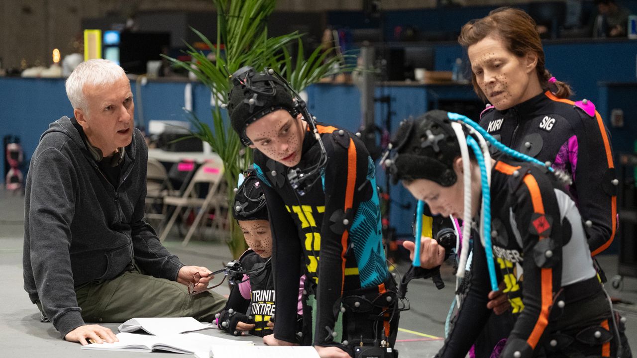Sigourney Weaver (rechts hinten) bei den Dreharbeiten zu 