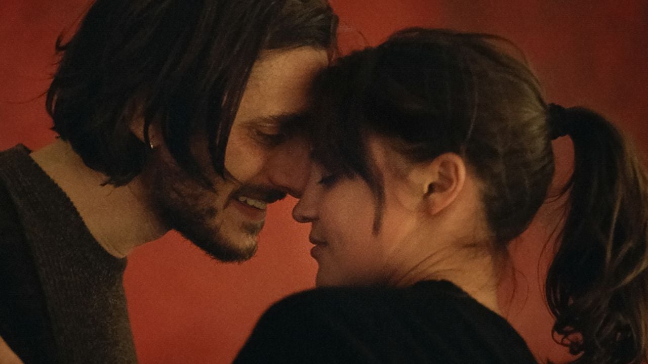 Mit Anne (Alicia Vikander) tritt zugleich auch die Sucht in das Leben von Leo (Luca Marinelli).