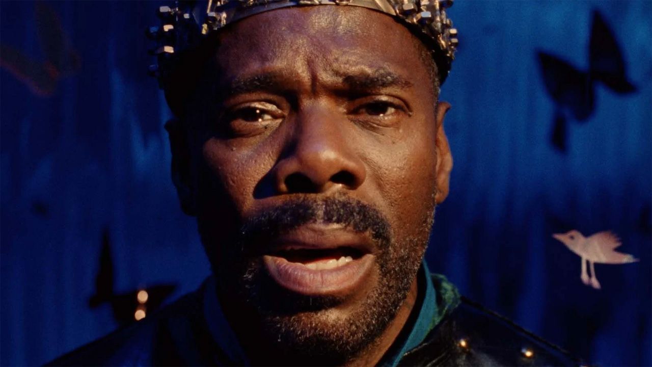 Auf der Bühne ist John in seinem Element.