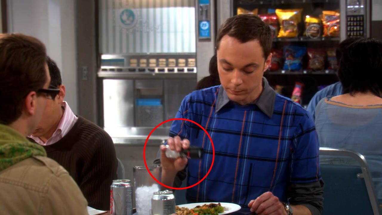 Sheldon (Jim Parsons) würzt sein Essen.