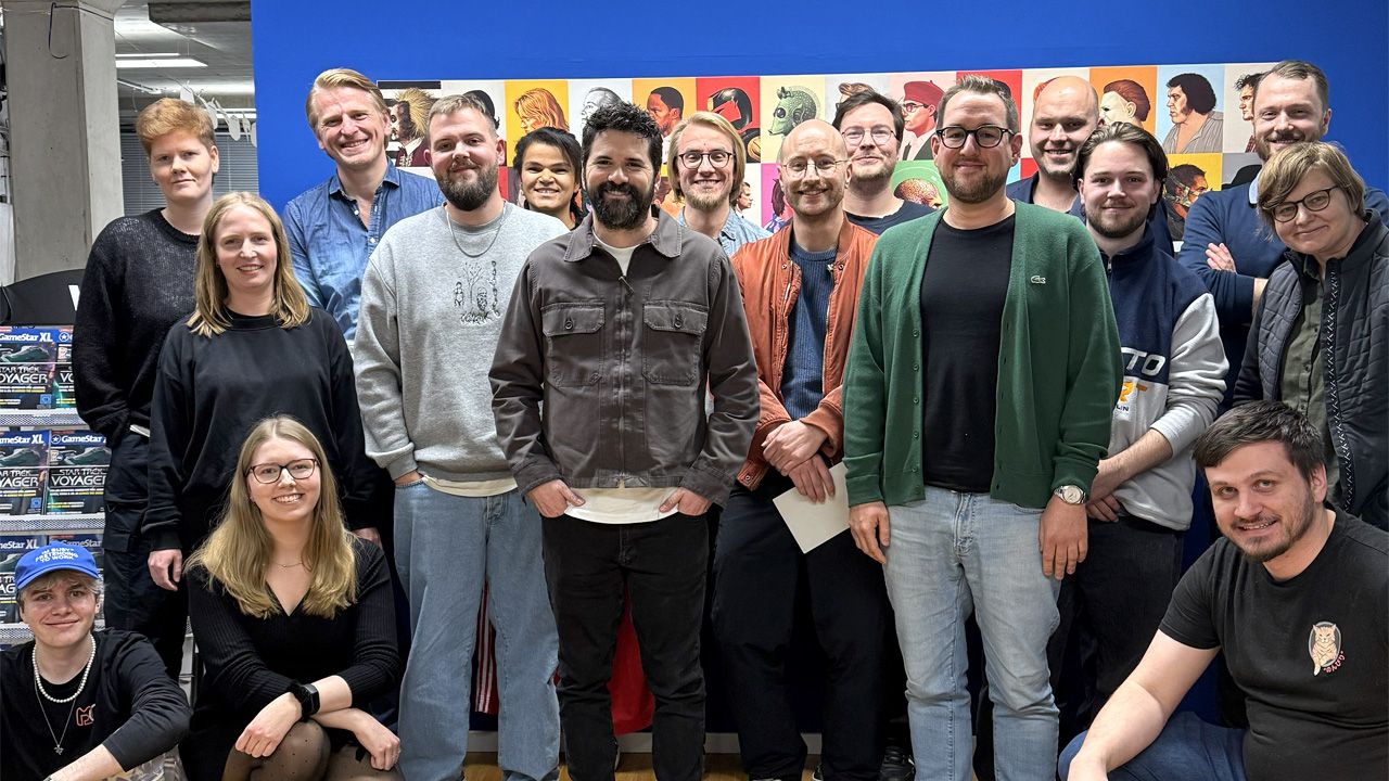 Dan Trachtenberg (vorne mit Bart und Jacke) beim Besuch im FILMSTARTS-Büro