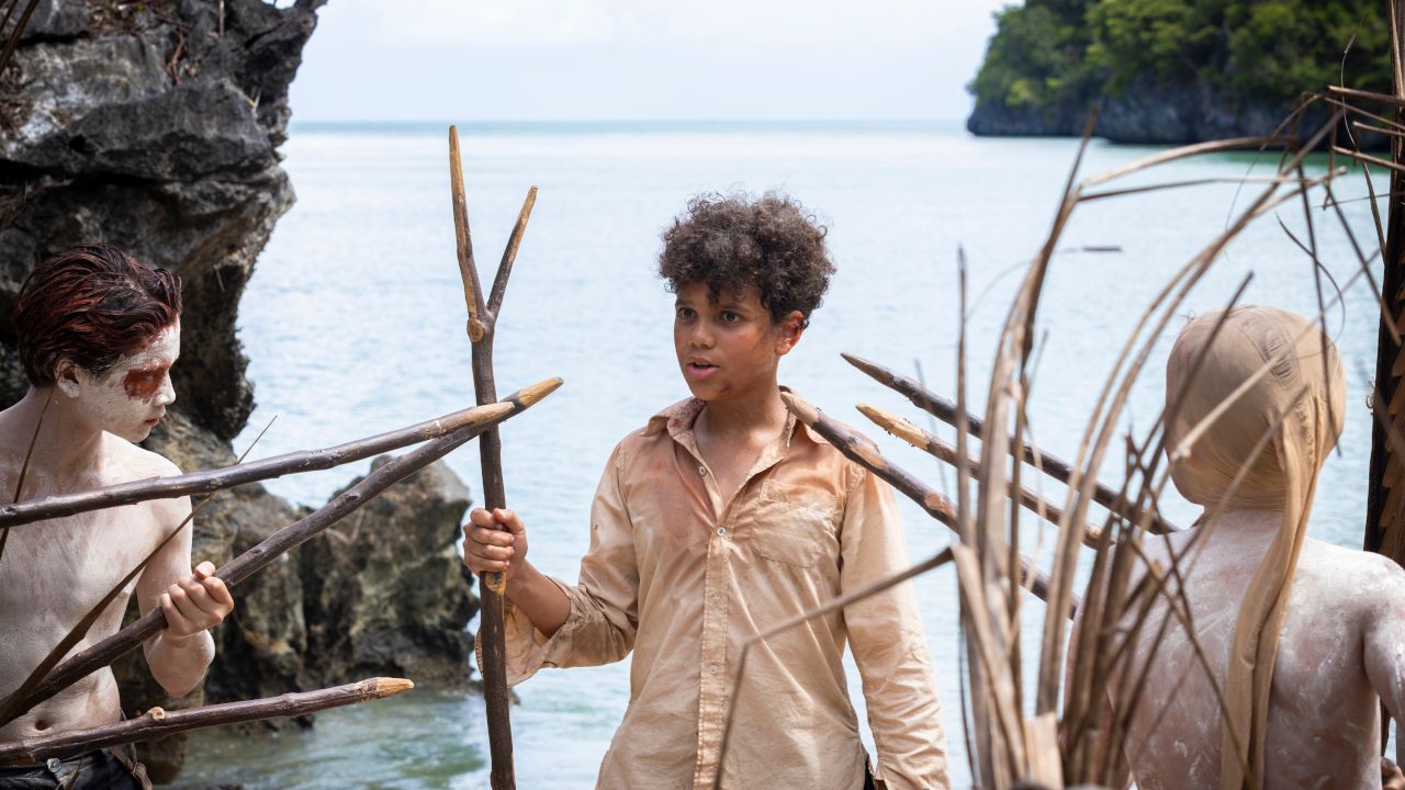 Ralph (Winston Sawyers), umzingelt von den Abtrünnigen.