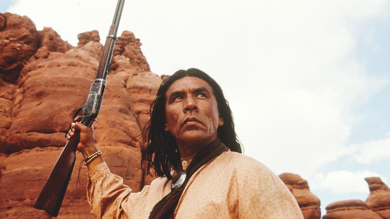 Wes Studi als der Titelheld in Walter Hills