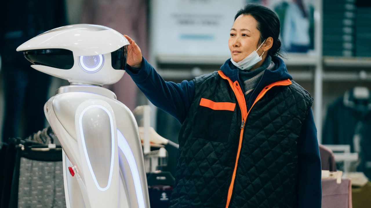 Eine der neuen und schönsten Szenen des Films: die Begegnung von Qiaoqiao und einem Kaufhaus-Roboter.