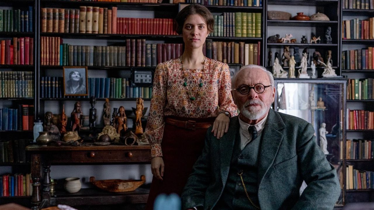 Sigmund Freud (Anthony Hopkins) ist mit seiner Tochter Anna (Liv Lisa Fries) vor den Nazis nach London geflohen.