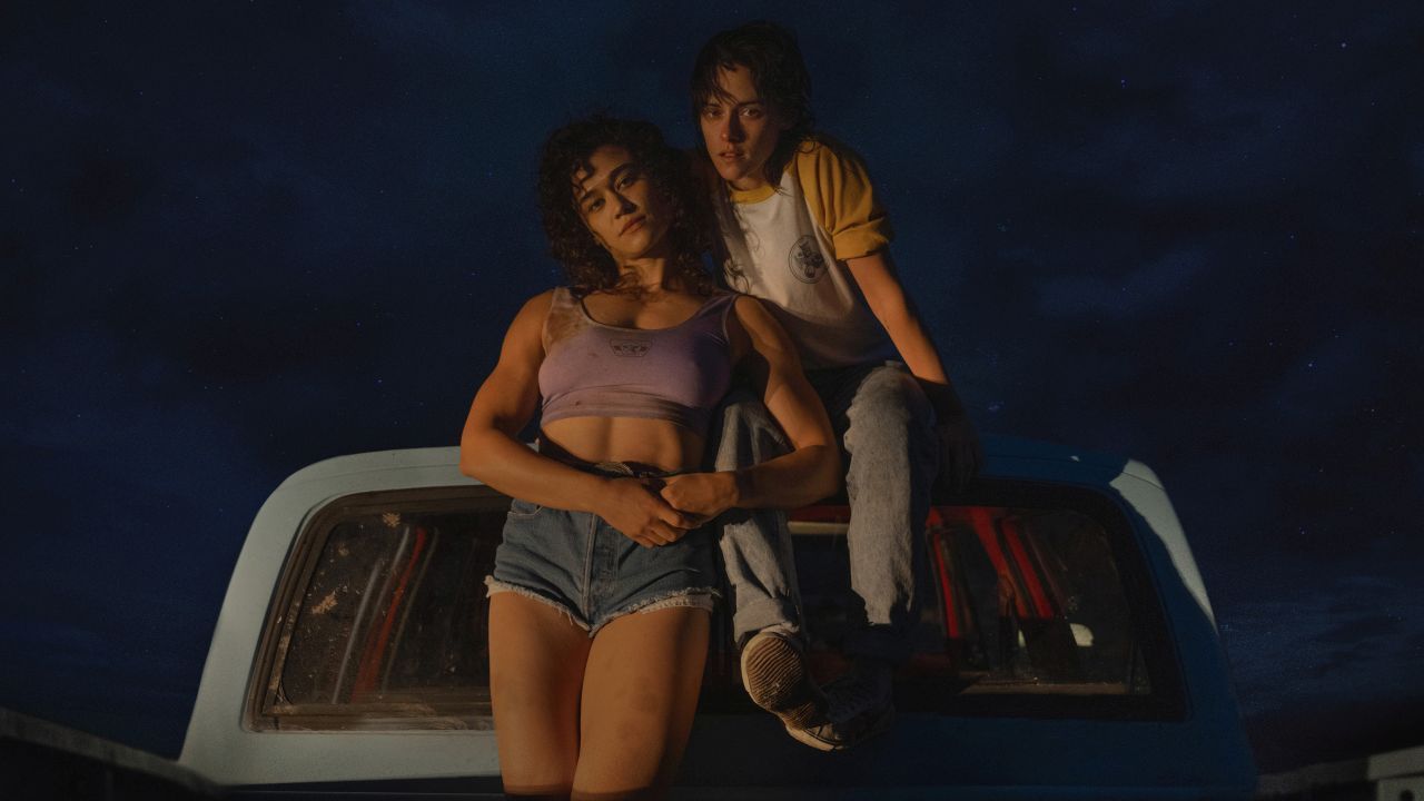 Gehen für ihre Liebe über Leichen: Jackie (Katy O’Brian) & Lou (Kristen Stewart).