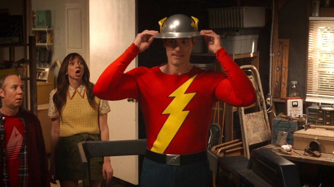 Nicht nur Denis ist völlig verblüfft: Die Nerds sind wirklich bei The Flash zu Hause.