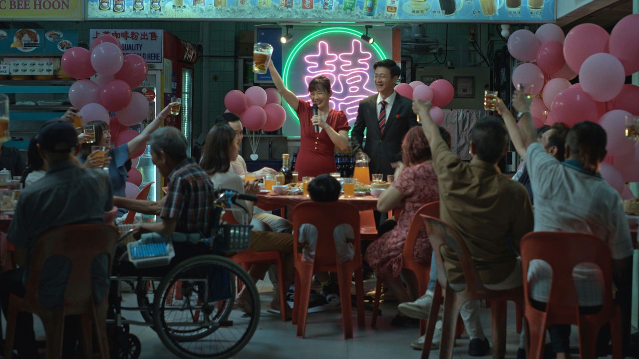 Ein Moment des Glücks: Stilecht mit den Stammgästen wird in der Imbissbude Hochzeit gefeiert.