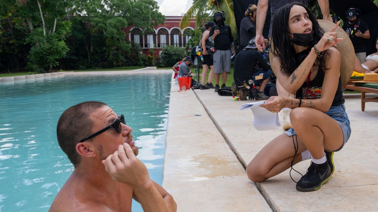 Zoë Kravitz gibt ihrem Hauptdarsteller Channing Tatum am Set von „Blink Twice“ noch schnell letzte Anweisungen vor dem Dreh der nächsten Szene.