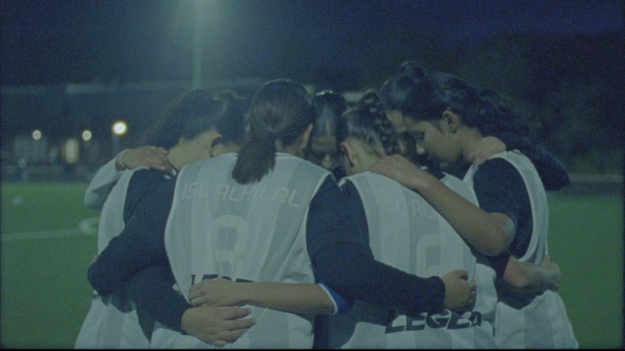 „Elf Mal Morgen“ stellt Fußballmannschaften abseits des üblichen Männer-Bundesliga-Bildes in den Mittelpunkt – hat aber kaum Zeit, sich auf diese dann auch tatsächlich einzulassen.