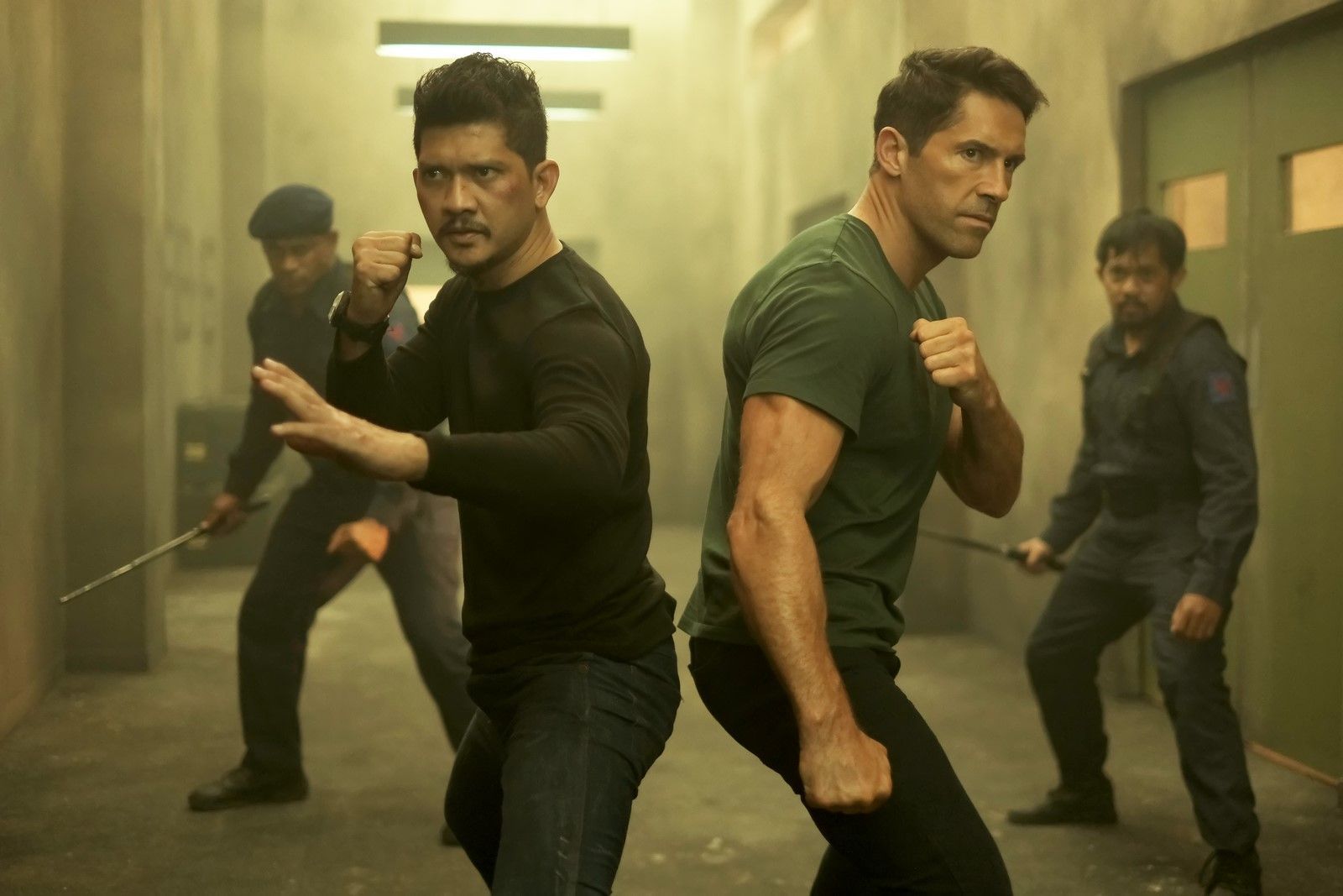 Iko Uwais - hier links neben Action-Kollege Scott Adkins - führt 