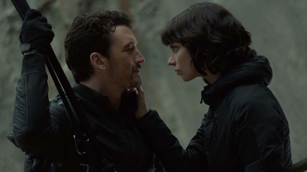 Drasa (Anya Taylor-Joy) und Levi (Miles Teller) müssen erfinderisch werden, um die Schlucht zwischen sich zu überwinden.