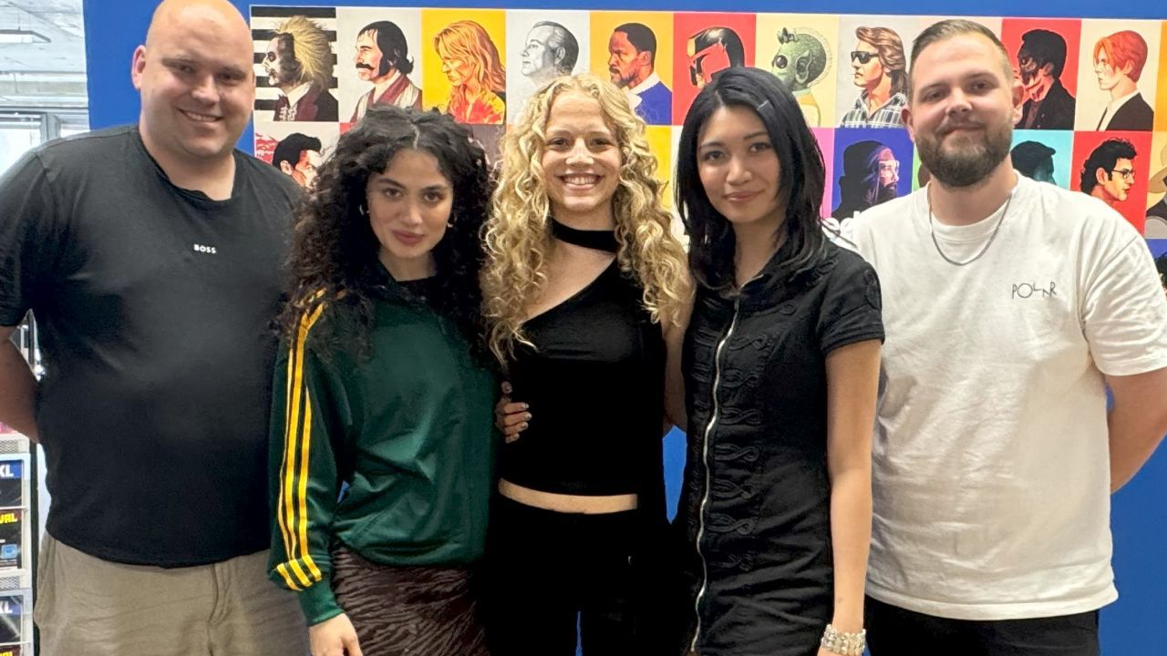 Die Redakteure Christoph Petersen (links) und Pascal Reis mit den „Mädchen Mädchen“-Stars Kya-Celina Barucki, Julia Novohradsky und Nhung Hong in der FILMSTARTS-Redaktion.