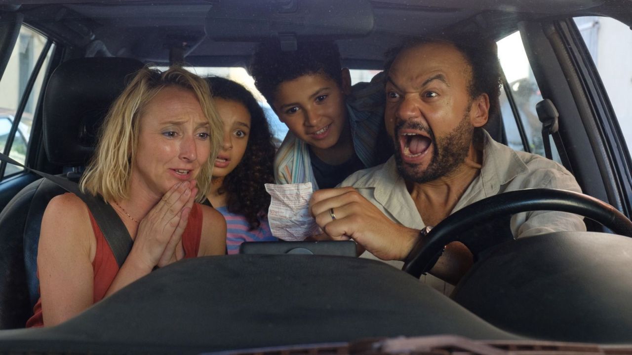 Als Paul (Fabrice Eboué) von seinem potenziellen Lottogewinn erfährt, nimmt er im Straßenverkehr auf nichts und niemanden mehr Rücksicht. 