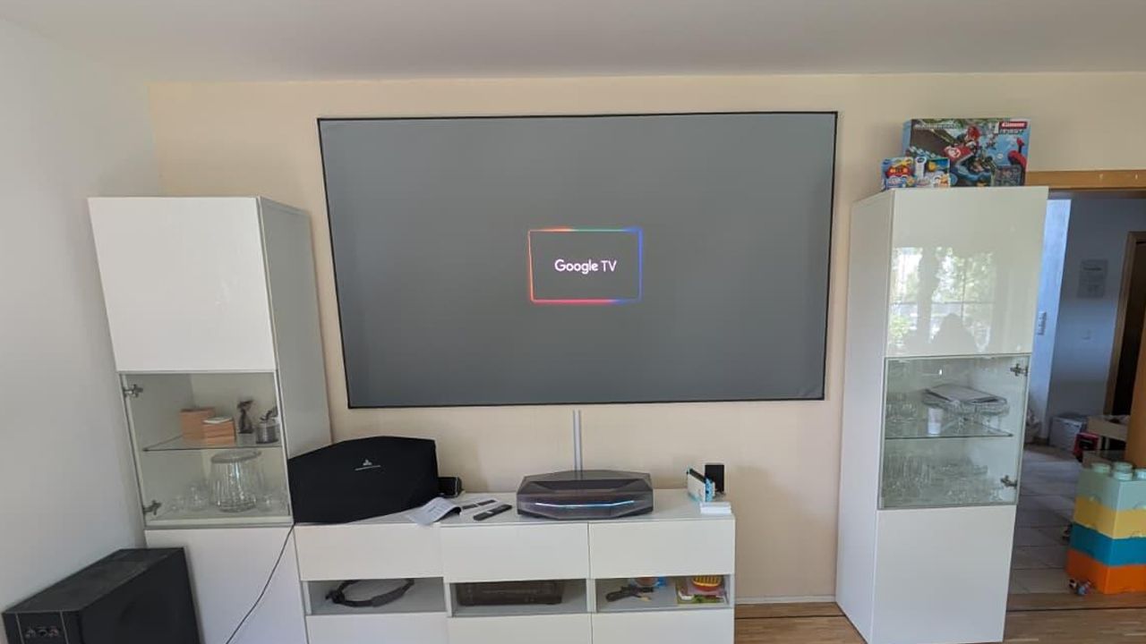 100 Zoll: So sieht mein Laser-TV-Setup im Wohnzimmer aus. Es ist einfach SO genial!