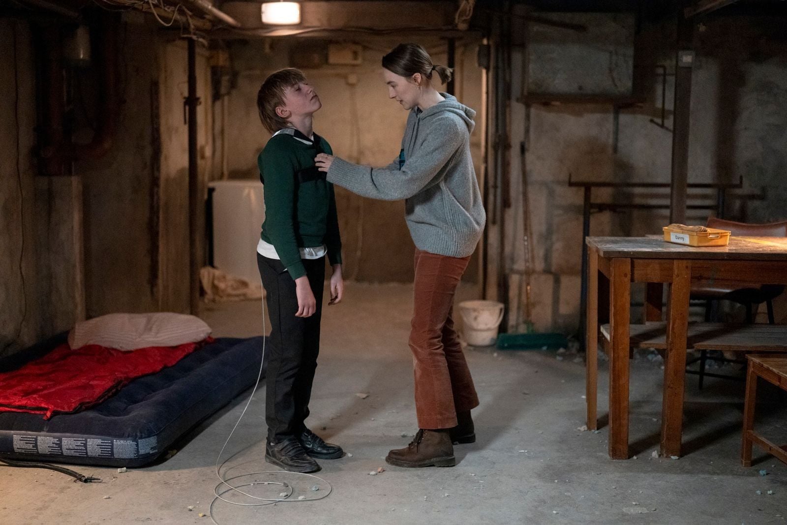 So richtig weiß Maria (Saoirse Ronan) vermutlich selbst nicht, wie genau ihr Schüler Danny (Eddie Waller) eingesperrt in ihrem Keller gelandet ist.