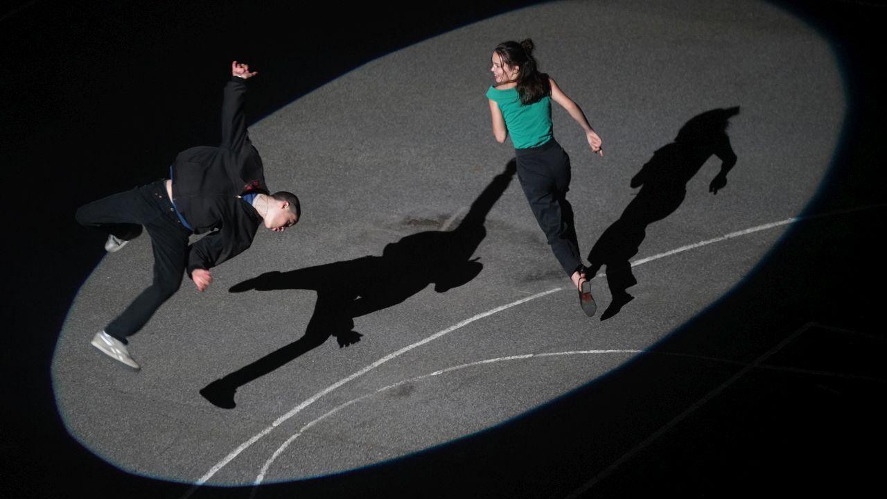 Es gibt zwar nur zwei echte Tanz-Szenen in „Wildes Leben“, aber mit seiner dynamischen Kamera und dem überlebensgroßen Gestus fühlt sich der ganze Film mitunter an wie ein Musical.