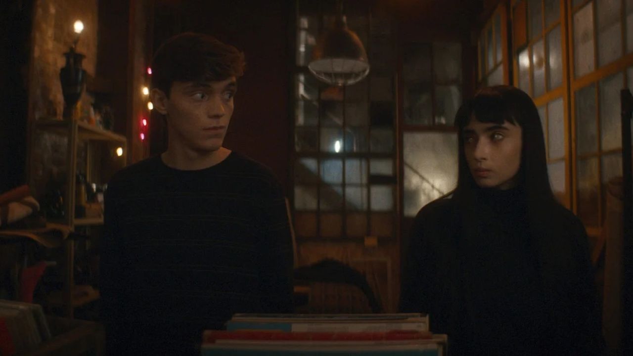 In dem depressiven Paul (Félix-Antoine Bénard) findet Sasha (Sara Monpetit) einen Freund – und eine potenzielle Nahrungsquelle.