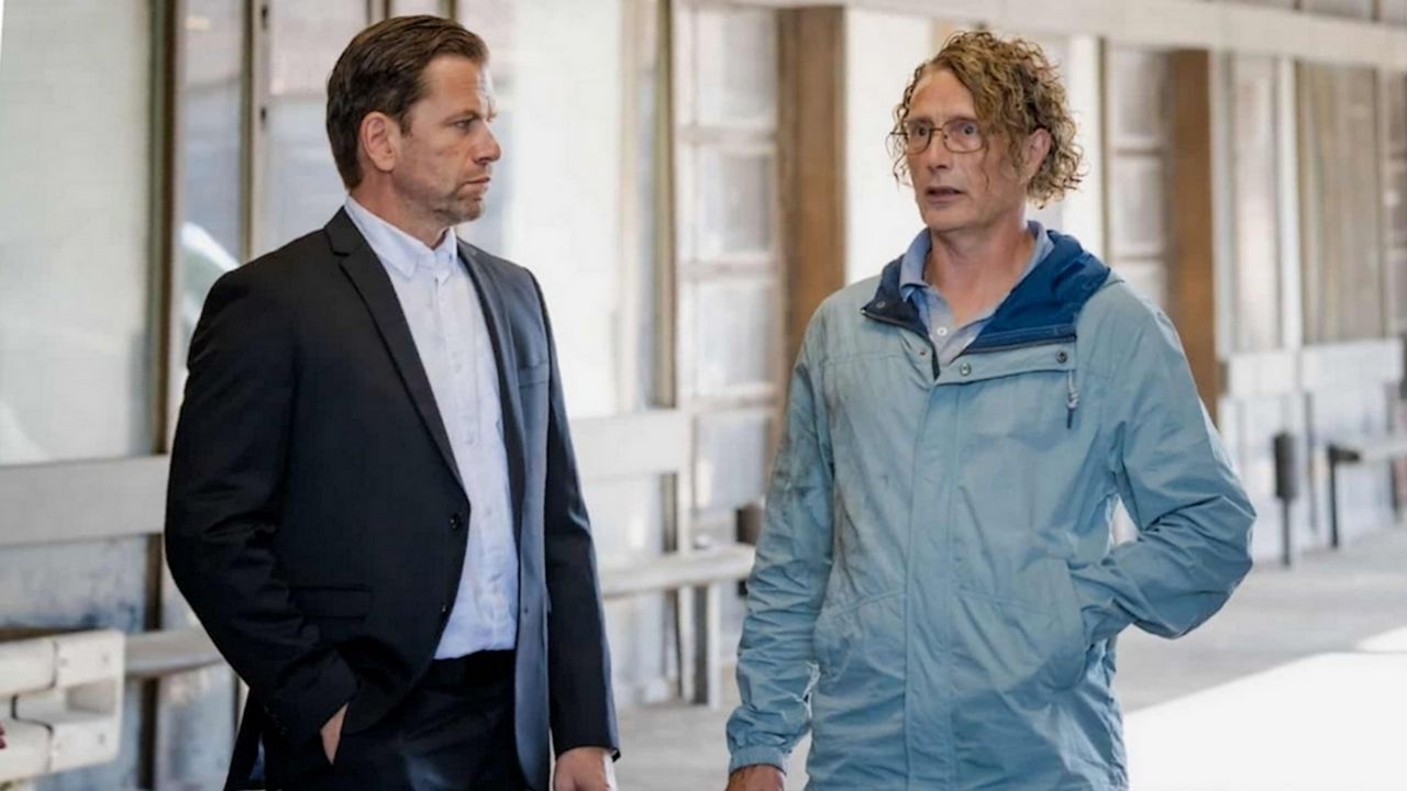 Treibt der Film ein geschicktes Spiel mit Themen wie Identität oder ergibt er sich der reinen Schadenfreude? Das ist in „Der letzte Wikinger“ nicht immer klar.